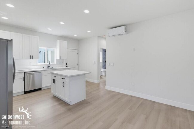 Building Photo - Beautifully Updated 1Bdm 1Ba Apartment with Private Rooftop Deck & Stunning Views!