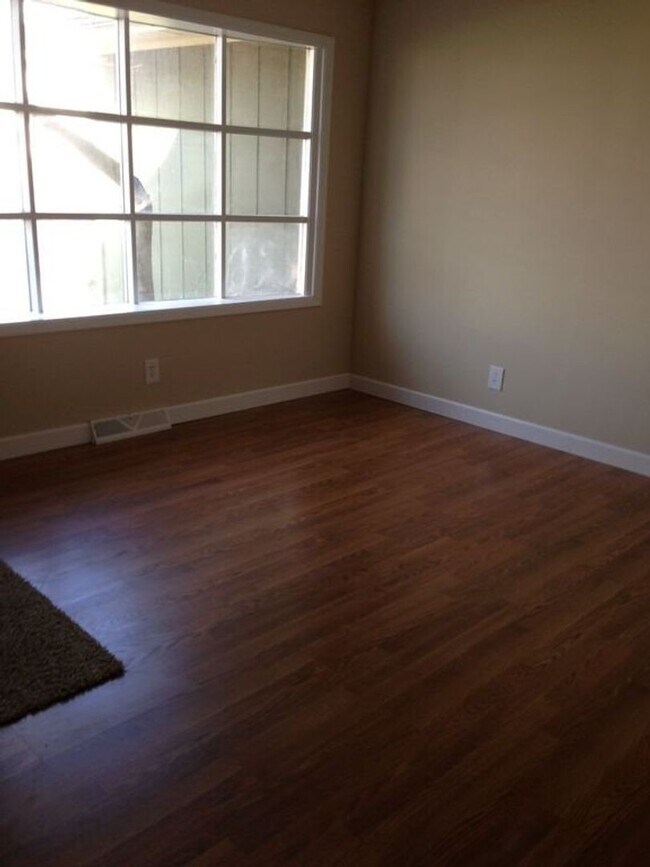 Building Photo - Spacious 3Bed/2Bath
