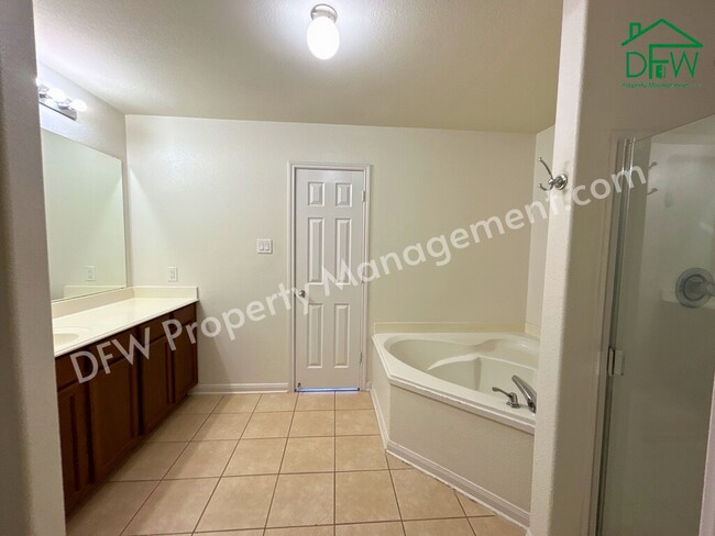 Building Photo - 10009 Iron Ridge Dr