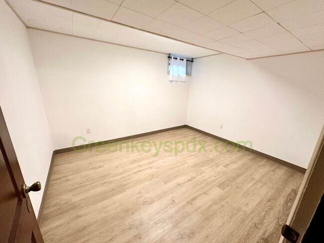 Building Photo - 3-Bedroom, 1.5-Bathroom House in Concordia...