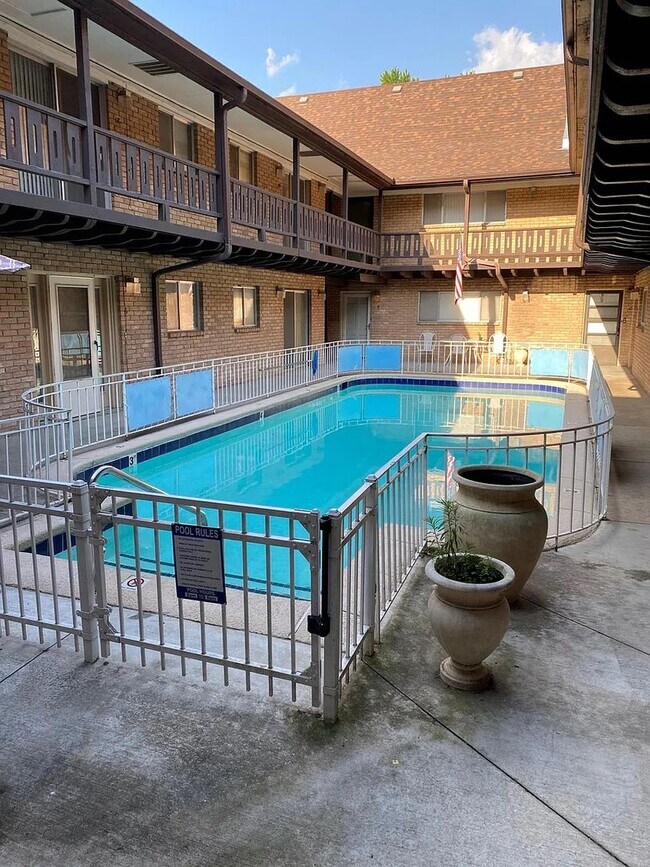 Building Photo - 1B/1B Beautiful Apartment!! **ALL BILLS PA...