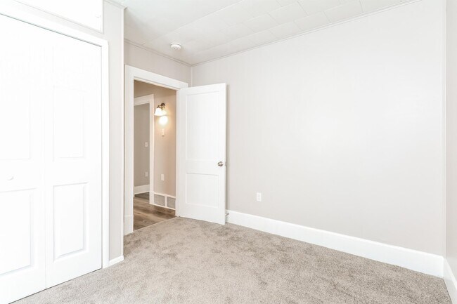 Building Photo - 856 Broad St