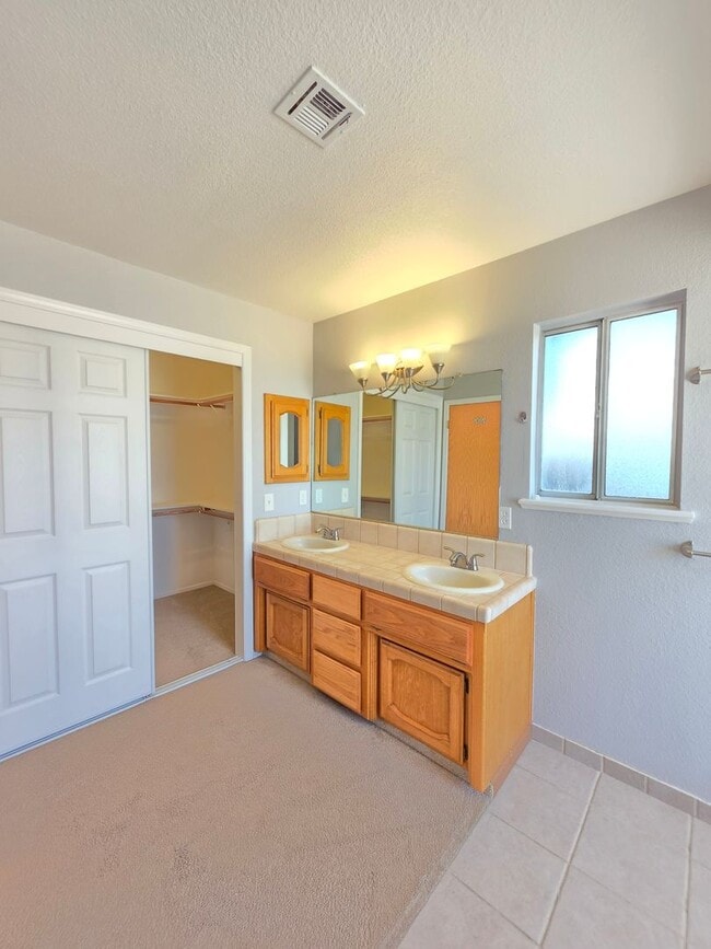 Building Photo - Spacious 4 Bedrooms & 3 Full bathroom Home with Over 2,200 Sq Ft on a Corner Lot!