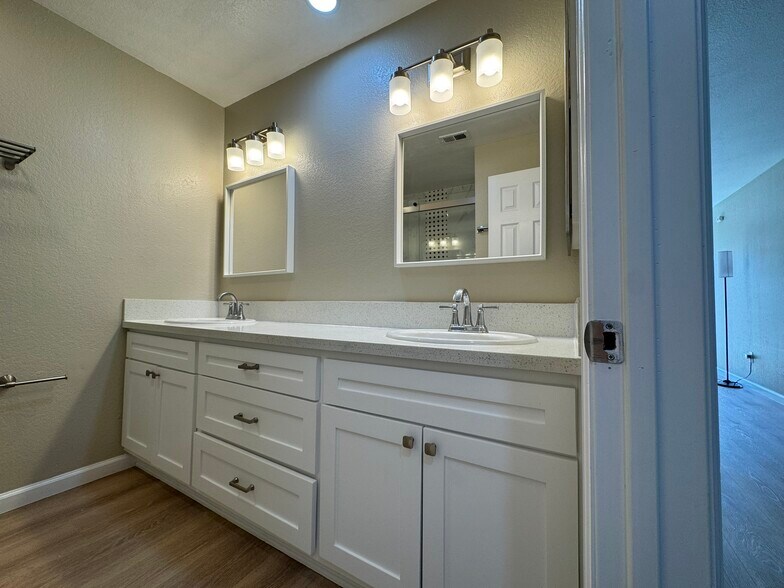 Bathroom - 1117 Oxford Dr