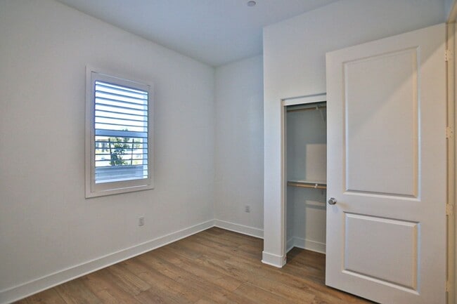 Building Photo - 5 Bedroom SFR in Irvine