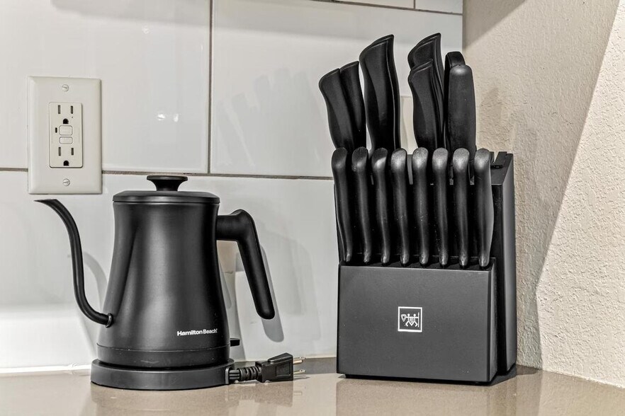 Building Photo - 301 N 7th Ave