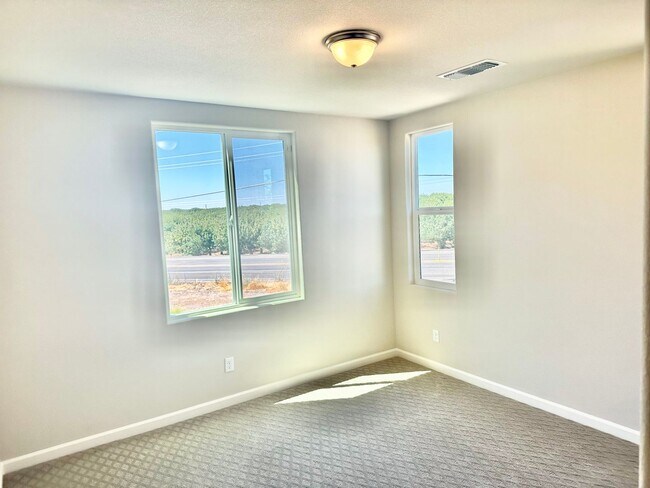 Building Photo - 803 Wishon Ave W