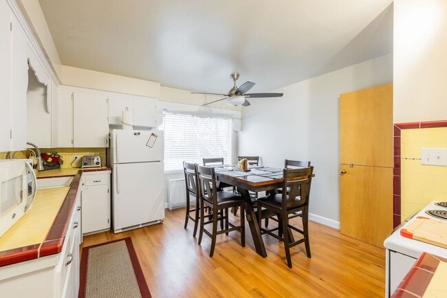 Building Photo - Your Fully Furnished 3 Bed 2 Bath Home Awaits Immediate Move-In!