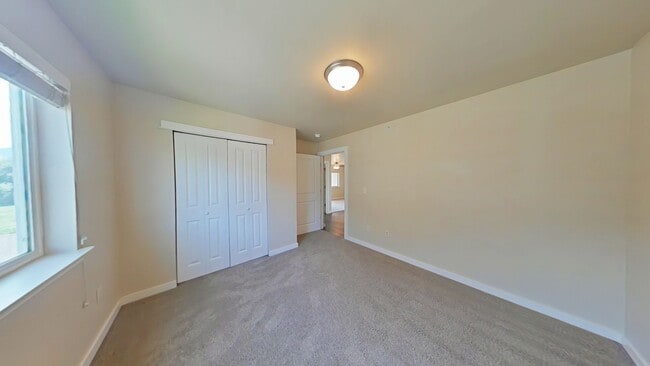 Building Photo - Top floor apartment! Beautiful 2 bedroom 2...