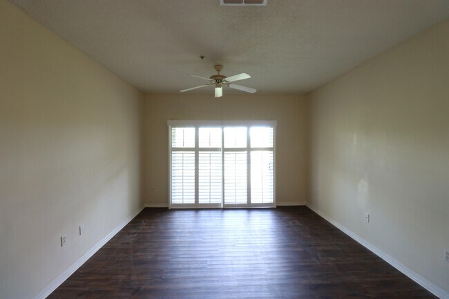 Building Photo - 625 Fairway Dr