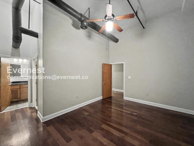 Building Photo - 2 Bed/2 Bath Condo with Modern Amenities / Pet-Friendly / Available Now!