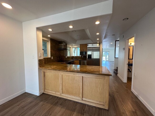 Building Photo - Huntington Beach Home