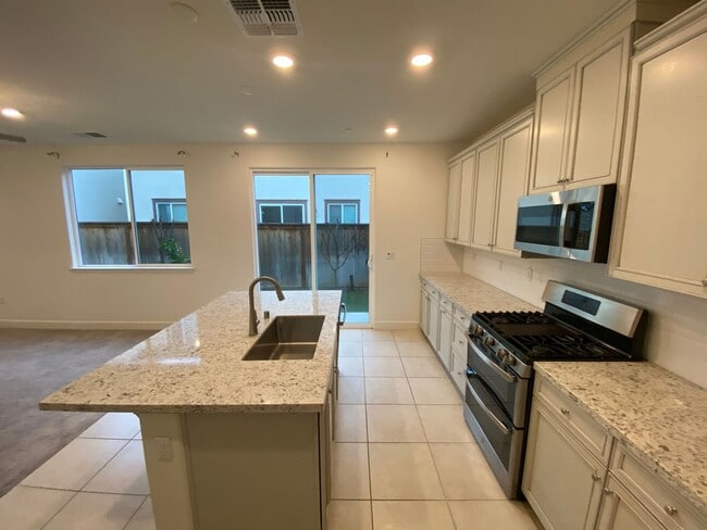 Building Photo - Gorgeous 3 bedroom 2.5 bath home in Northlake community