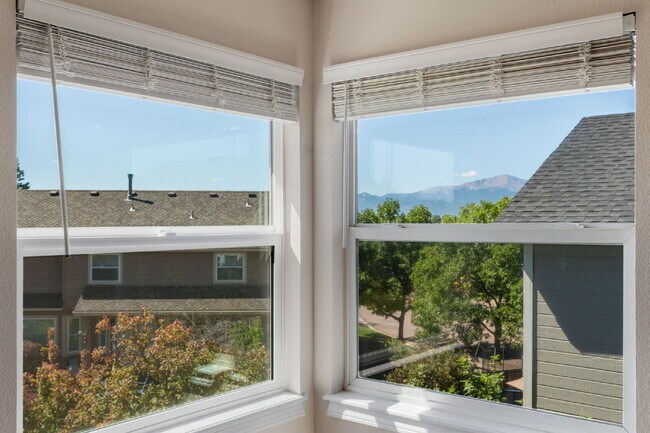 Building Photo - Spacious 4BR Home in Pine Creek – Academy D20
