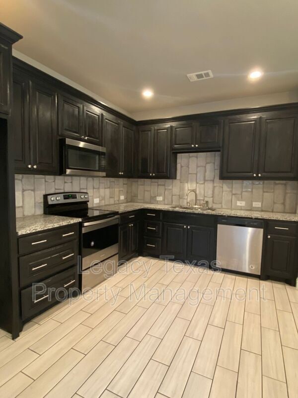 Building Photo - 301 E Willingham St