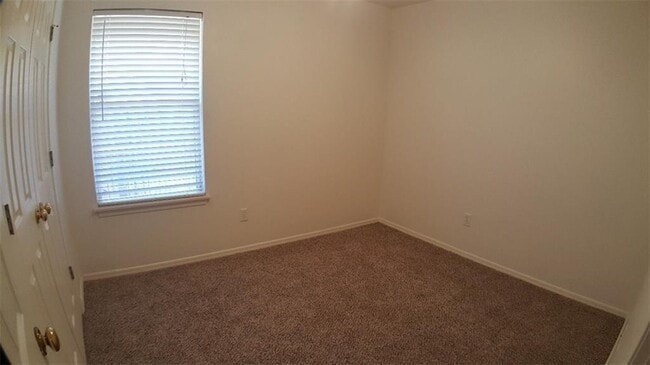 Building Photo - 2100 Silver Fox Dr