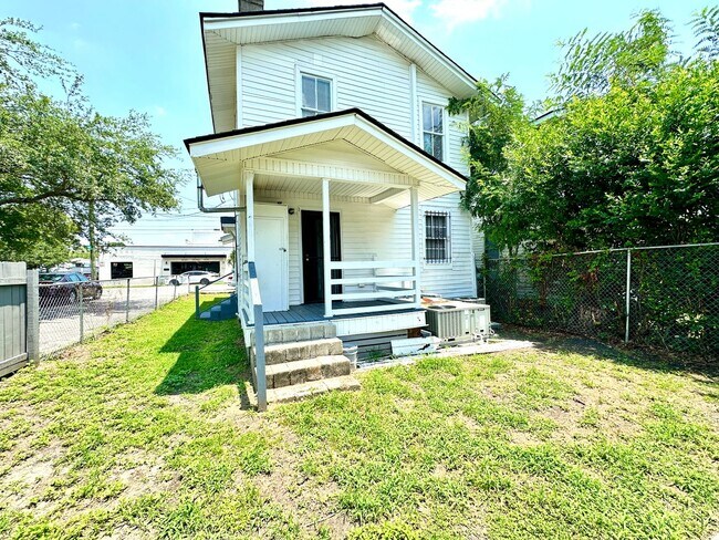 Building Photo - 2 Bedroom, 1.5 Bath House in East Central Neighborhood on the Charleston Peninsula!