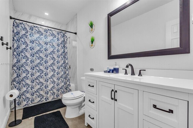 Building Photo - 695 NE 160th St