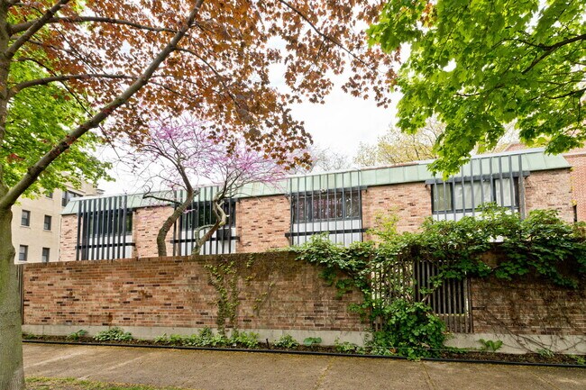 Building Photo - 588 W Hawthorne Pl