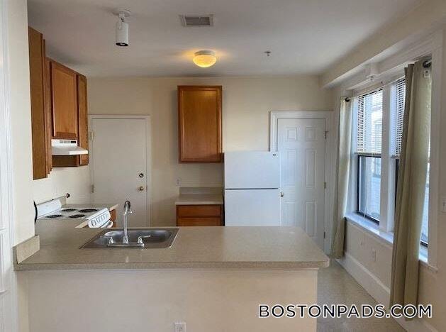 Building Photo - 881 Massachusetts Ave