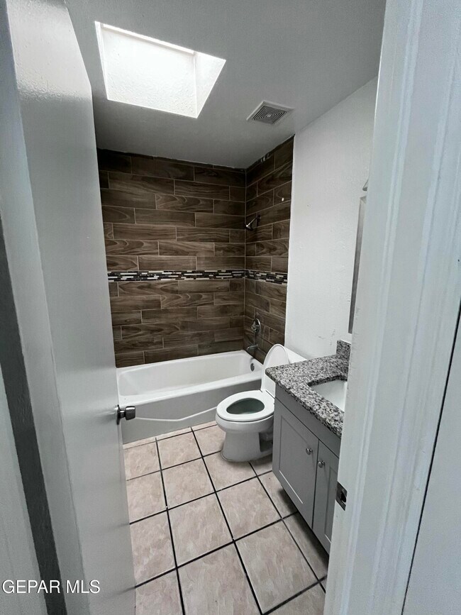 Building Photo - 5524 Oakbriar Cir