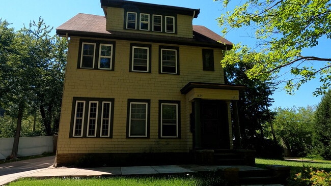 Building Photo - 1652 Hillcrest Rd