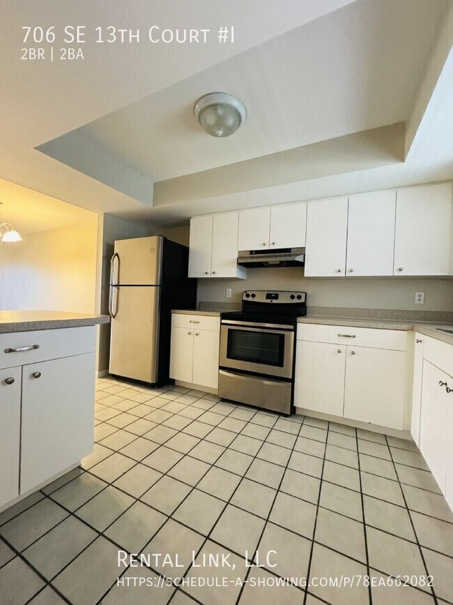 Building Photo - 706 SE 13th Ct