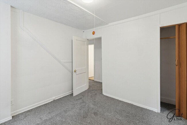Building Photo - $1500 5 bedroom 2 bath