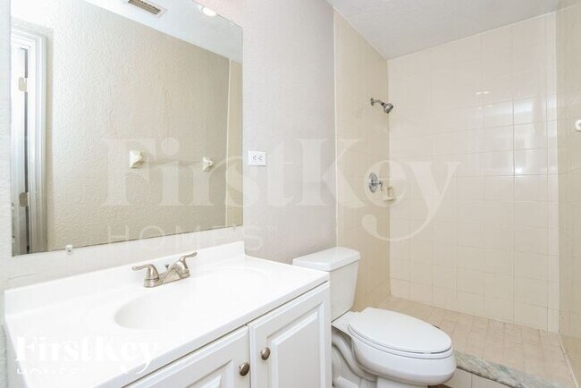 Building Photo - 2749 Elm Dr NE