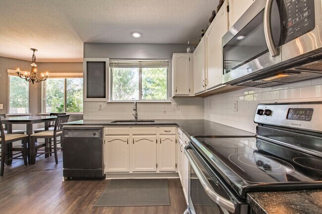 Building Photo - Immaculate 4B/3B in Superior - Available July 5th