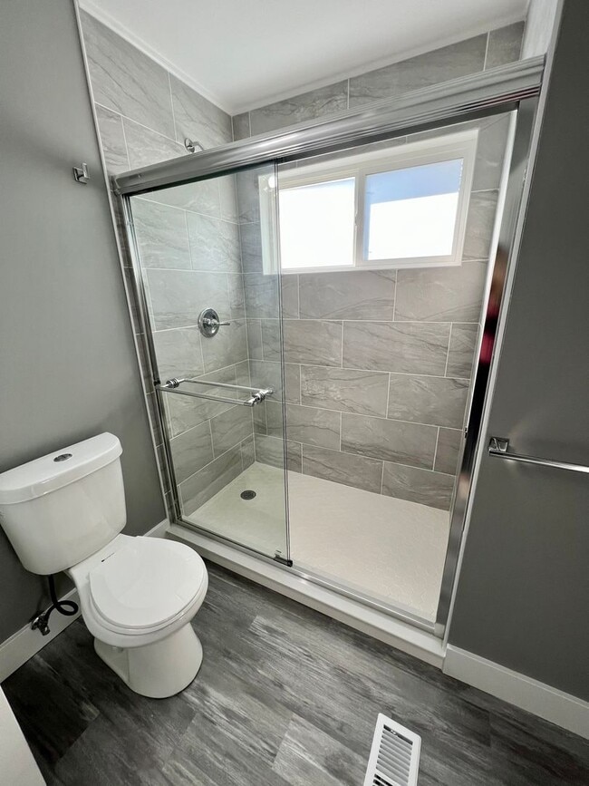 Building Photo - Massive Space! 4 Bedrooms 2 Bathrooms - Cr...