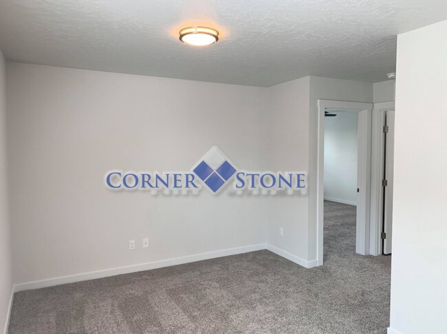 Building Photo - Like New Pet Friendly Home!