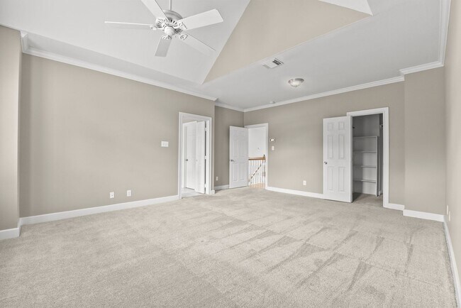 Building Photo - Charming 3-Bed, 2.5-Bath Home in the Heart of the Heights with Spacious Yard & Prime Location