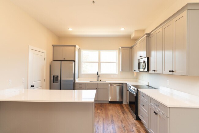 Building Photo - Modern 4 Bedroom Townhome in Southside Chattanooga