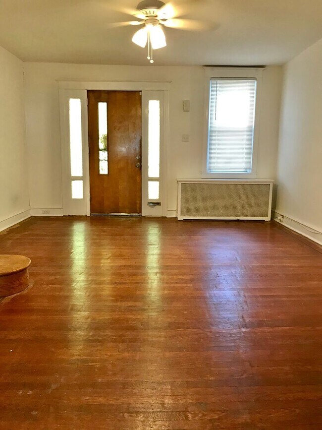 Building Photo - Gorgeous 3-Bedroom Townhome in Lawncrest! Available NOW!