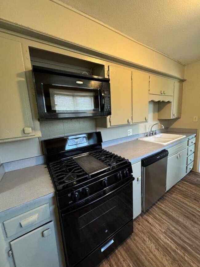 Building Photo - 3 bed, 1 bath home for rent in Moore near Santa Fe and NW 27th Street, New paint, and flooring!