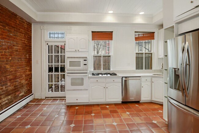 Building Photo - 3 Bed 2.5 Bathroom - Capitol Hill Rowhome - Driveway For Parking