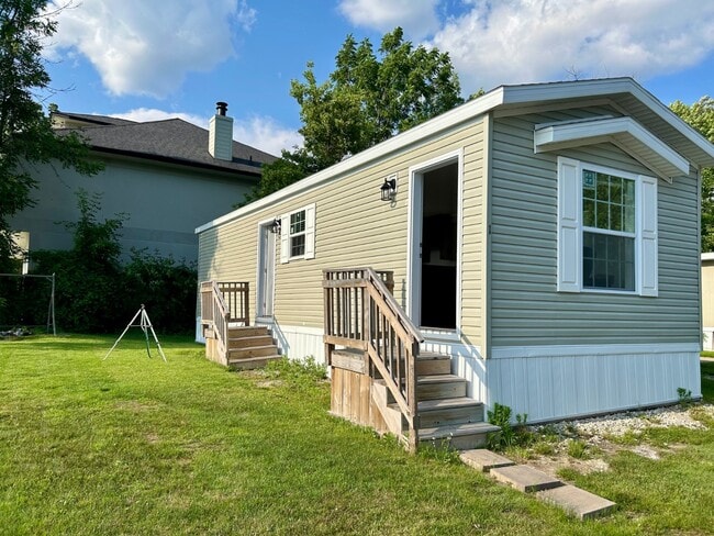 Building Photo - 3170 Orchard Lake Rd