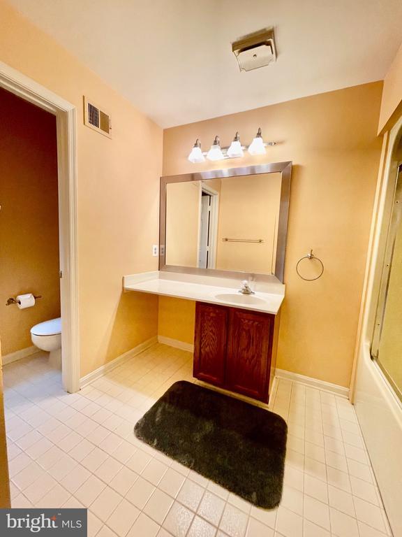 Building Photo - 6627 Westbury Oaks Ct
