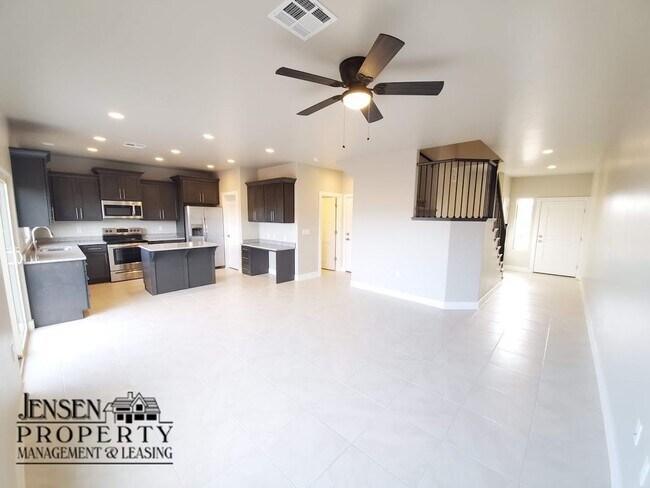 Building Photo - Three Bedroom Red Mountain Vista Town Home