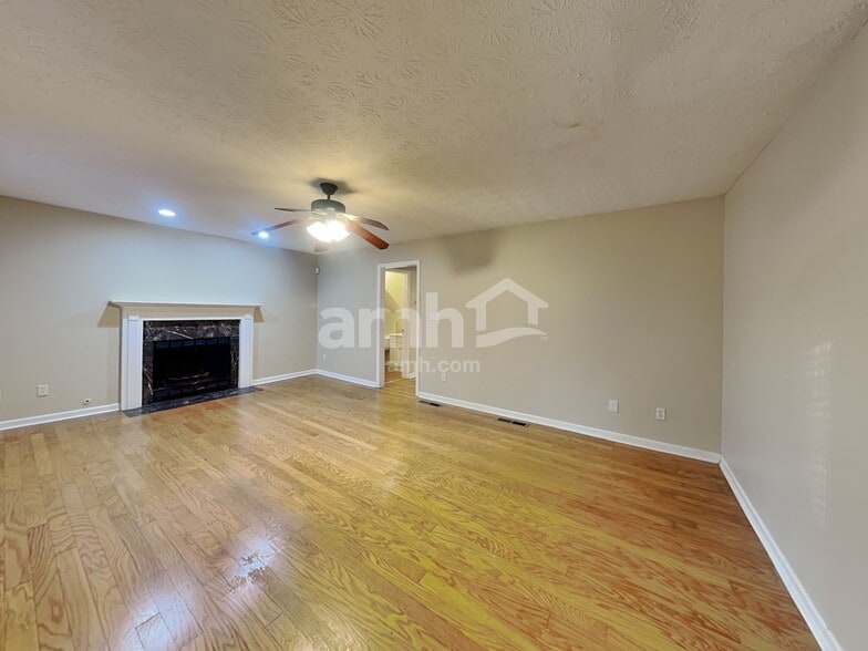 Building Photo - 5110 Salem Dr