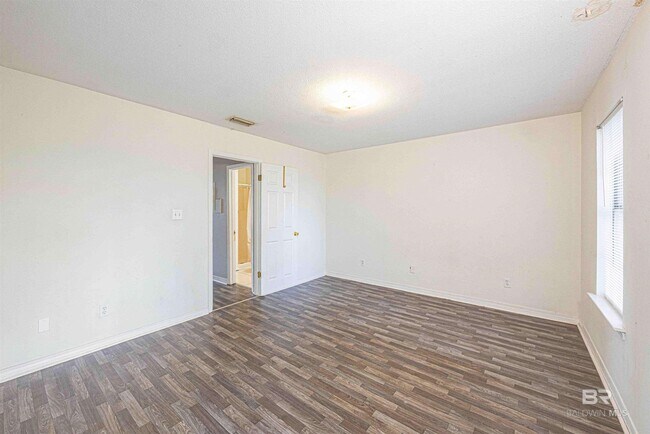 Building Photo - 600 Cheshire Ln