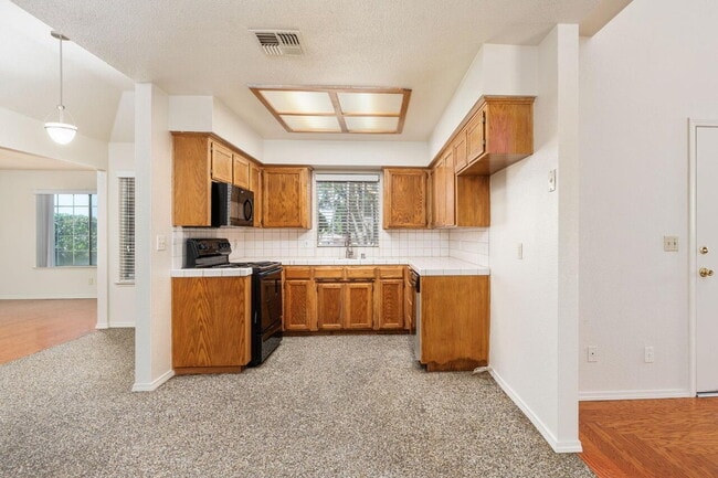 Building Photo - Treat yourself to one of San Diego's popular ocean fronts!