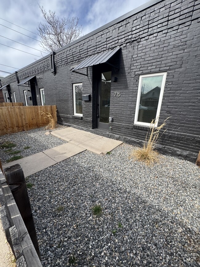 Building Photo - 715 W 9th Ave