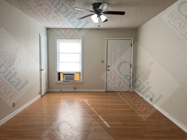 Building Photo - Cozy 2 Bedroom