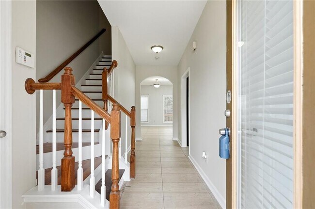 Building Photo - 6199 Thorncrest Dr