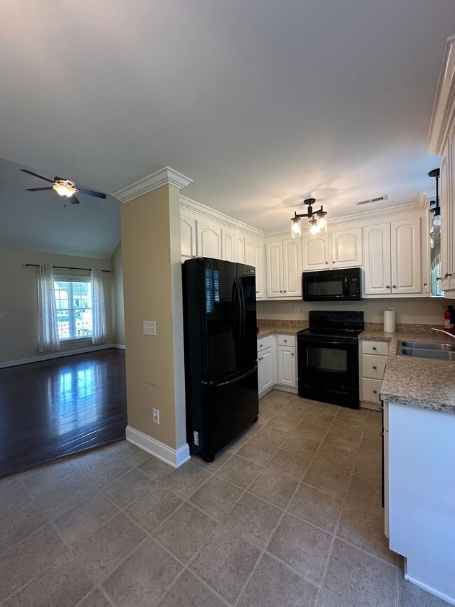 Building Photo - Inviting 3 Bed 2 Bath House