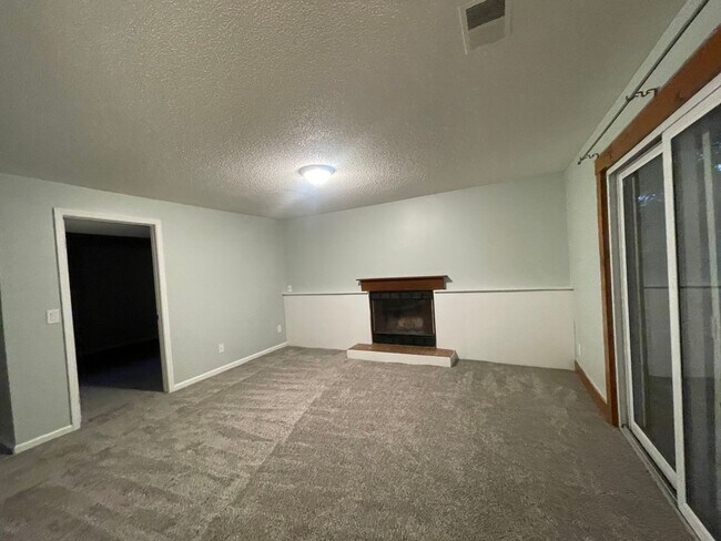 Building Photo - 6770-6772 Pleasantview St NE