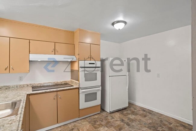 Building Photo - 1883 Robin Ln