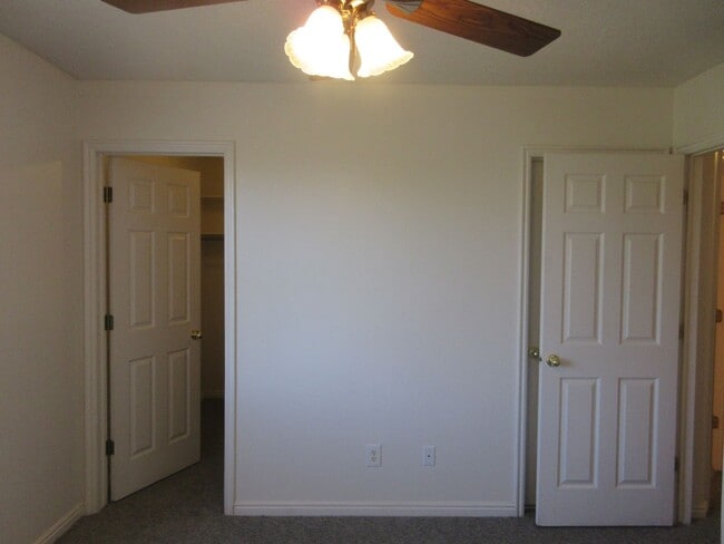 Building Photo - 461 E Cobblecreek Dr